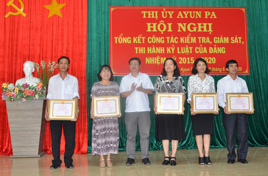 Tặng giấy khen cho 5 cá nhân có thành tích xuất sắc trong công tác kiểm tra, giám sát và thi hành kỷ luật đảng nhiệm kỳ 2015-2020. Ảnh: Trần Đức