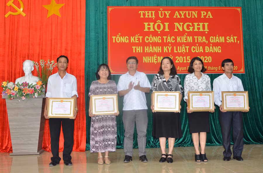 Tặng giấy khen cho 5 cá nhân có thành tích xuất sắc trong công tác kiểm tra, giám sát và thi hành kỷ luật đảng nhiệm kỳ 2015-2020. Ảnh: Trần Đức