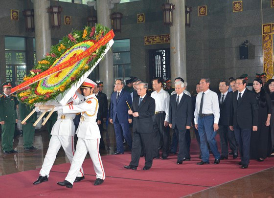 Đoàn đại biểu Thành ủy - HĐND - UBND - UBMTTQ Việt Nam TPHCM do Bí thư Thành ủy TPHCM Nguyễn Thiện Nhân làm trưởng đoàn, vào viếng đồng chí Trần Quốc Hương. Ảnh: VIỆT DŨNG Đoàn đại biểu Thành ủy - HĐND - UBND - UBMTTQ Việt Nam TPHCM do Bí thư Thành ủy TPHCM Nguyễn Thiện Nhân làm trưởng đoàn, vào viếng đồng chí Trần Quốc Hương. Ảnh: VIỆT DŨNG
