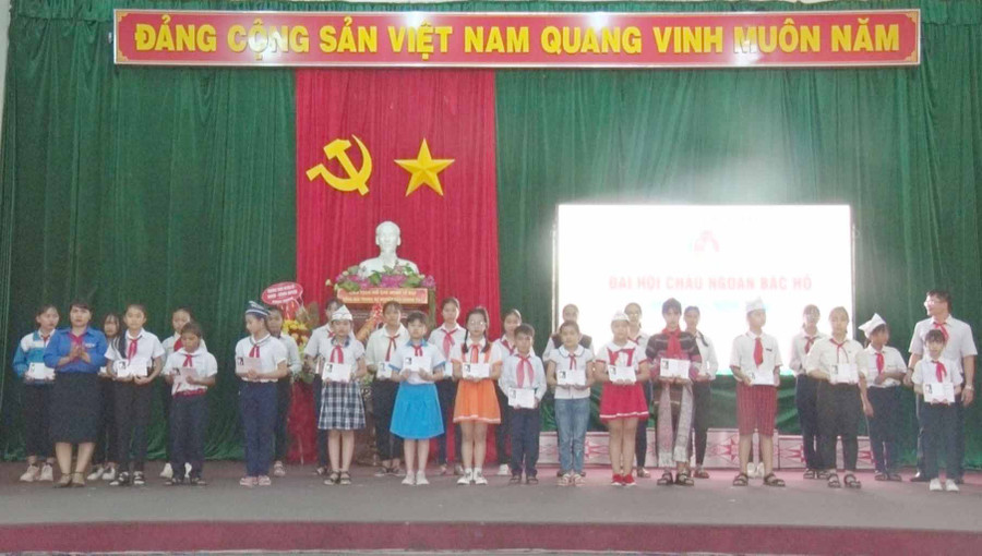 Hội đồng Đội huyện trao quyết định công nhận danh hiệu cháu ngoan Bác Hồ cấp huyện cho 150 thiếu nhi. Ảnh: Minh Hạnh