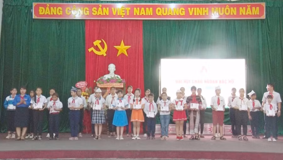 Hội đồng Đội huyện trao quyết định công nhận danh hiệu cháu ngoan Bác Hồ cấp huyện cho 150 thiếu nhi. Ảnh: Minh Hạnh
