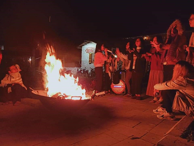 Đốt lửa trại tại Làng văn hóa du lịch cộng đồng dân tộc Mông, thôn Pả Vi Hạ