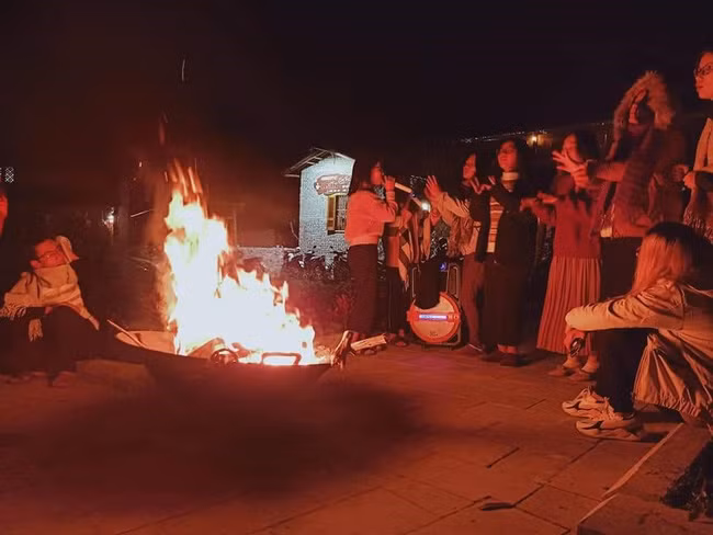 Đốt lửa trại tại Làng văn hóa du lịch cộng đồng dân tộc Mông, thôn Pả Vi Hạ