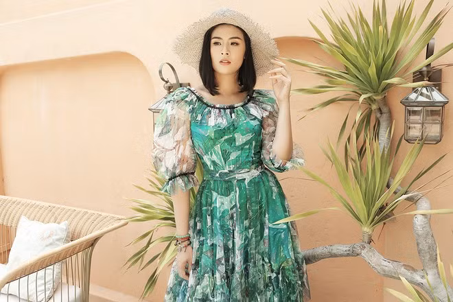 Hà Duy biết rằng sử dụng họa tiết nhiệt đới cho trang phục mùa hè không còn là điều mới lạ. Tuy nhiên, anh khiến cho các thiết kế của mình trở nên đặc biệt hơn bằng cách xử lý chất liệu tơ tằm một cách tinh tế