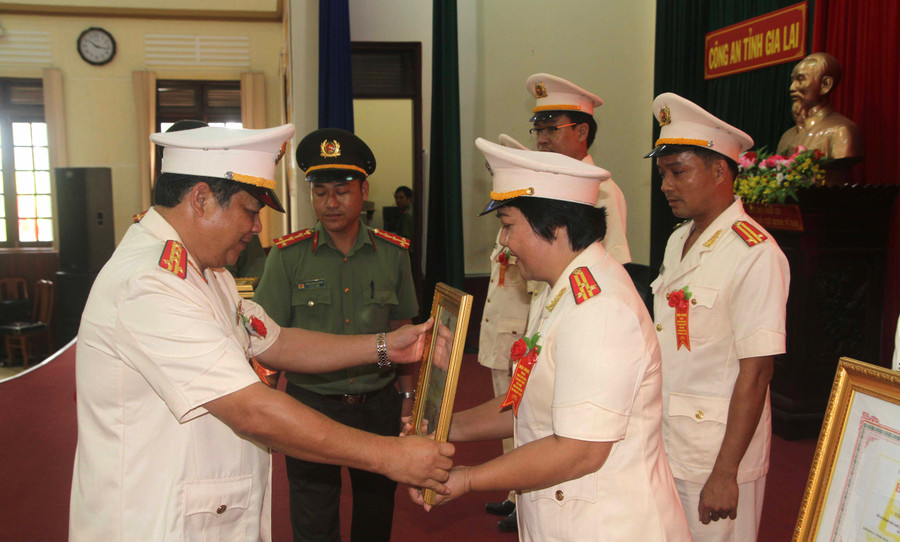 2 tập thể và 3 cá nhân được tặng Bằng khen của UBND tỉnh. Ảnh: Văn Ngọc