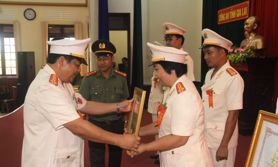 2 tập thể và 3 cá nhân được tặng Bằng khen của UBND tỉnh. Ảnh: Văn Ngọc