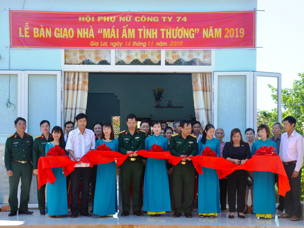 Lãnh đạo Công ty 74 trao nhà “Mái ấm tình thương” cho người lao động nghèo. Ảnh: V.H