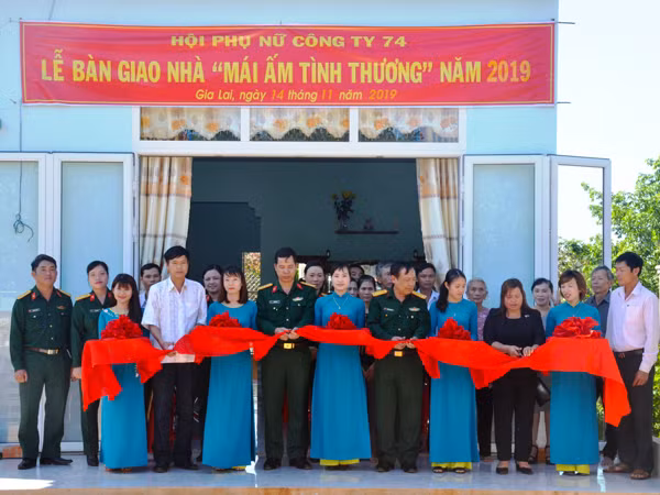 Lãnh đạo Công ty 74 trao nhà “Mái ấm tình thương” cho người lao động nghèo. Ảnh: V.H