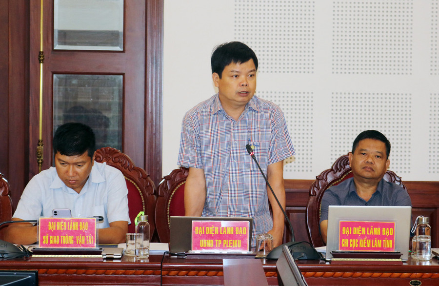 Ông Nguyễn Hữu Quế-Chủ tịch UBND TP. Pleiku trả lời một số thông tin mà báo chí quan tâm. Ảnh: N.S Ông Nguyễn Hữu Quế-Chủ tịch UBND TP. Pleiku trả lời một số thông tin mà báo chí quan tâm. Ảnh: N.S