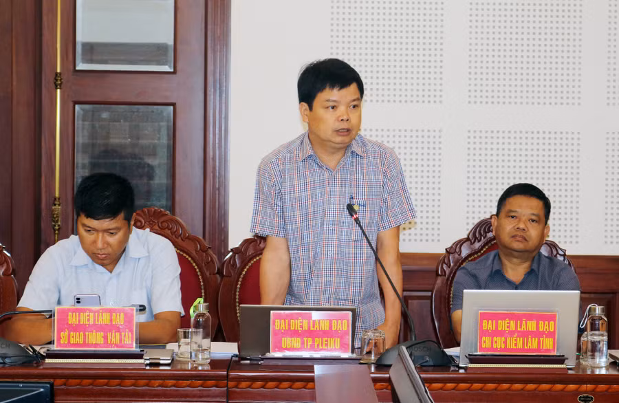 Ông Nguyễn Hữu Quế-Chủ tịch UBND TP. Pleiku trả lời một số thông tin mà báo chí quan tâm. Ảnh: N.S