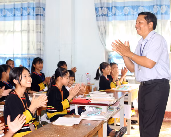 Thầy Nay Nhất luôn tạo không khí vui vẻ cho các lớp học. Ảnh: N.G