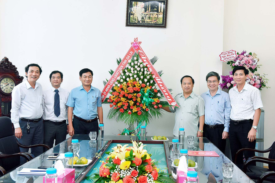 Phó Bí thư Tỉnh ủy Châu Ngọc Tuấn đến thăm và chúc mừng tập thể cán bộ, phóng viên, biên tập viên Báo Gia Lai. Ảnh: Đức Thụy Phó Bí thư Tỉnh ủy Châu Ngọc Tuấn đến thăm và chúc mừng tập thể cán bộ, phóng viên, biên tập viên Báo Gia Lai. Ảnh: Đức Thụy
