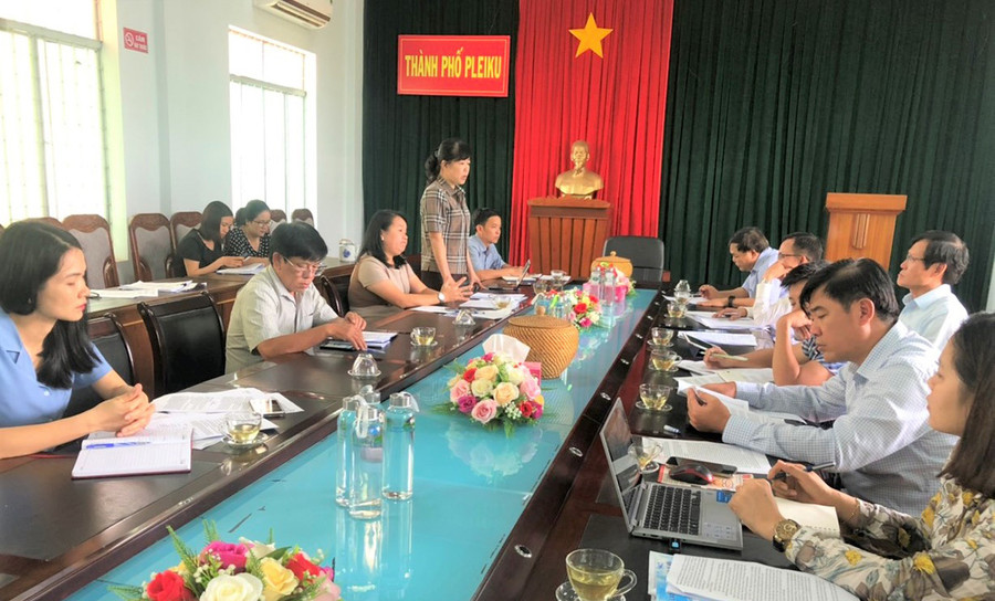 Đoàn kiểm tra việc cấp tiền và lập danh sách các nhóm đói tượng hỗ trợ còn lại do thiệt hại dịch Covid-19 tại TP. Pleiku. Ảnh: Đinh Yến