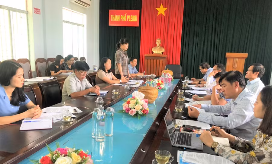 Đoàn kiểm tra việc cấp tiền và lập danh sách các nhóm đói tượng hỗ trợ còn lại do thiệt hại dịch Covid-19 tại TP. Pleiku. Ảnh: Đinh Yến