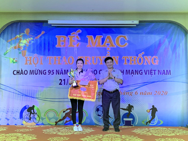 Tổng Biên tập Báo Gia Lai trao giải Nhất toàn đoàn cho đơn vị Ngân hàng BIDV chi nhánh Gia Lai. Ảnh: P.V