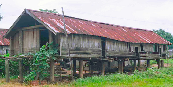 Một căn nhà dài đang xuống cấp trong dãi dầu mưa nắng. Ảnh: N.T