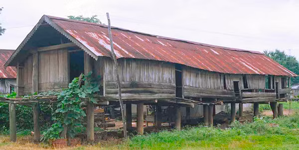 Một căn nhà dài đang xuống cấp trong dãi dầu mưa nắng. Ảnh: N.T