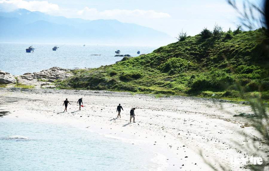  Những dải cát trắng mịn, nước biển trong xanh, có thể nhìn thấy tận đáy - Ảnh: DUYÊN PHAN