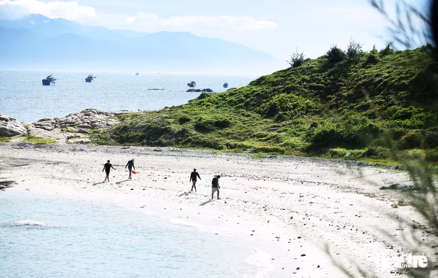  Những dải cát trắng mịn, nước biển trong xanh, có thể nhìn thấy tận đáy - Ảnh: DUYÊN PHAN