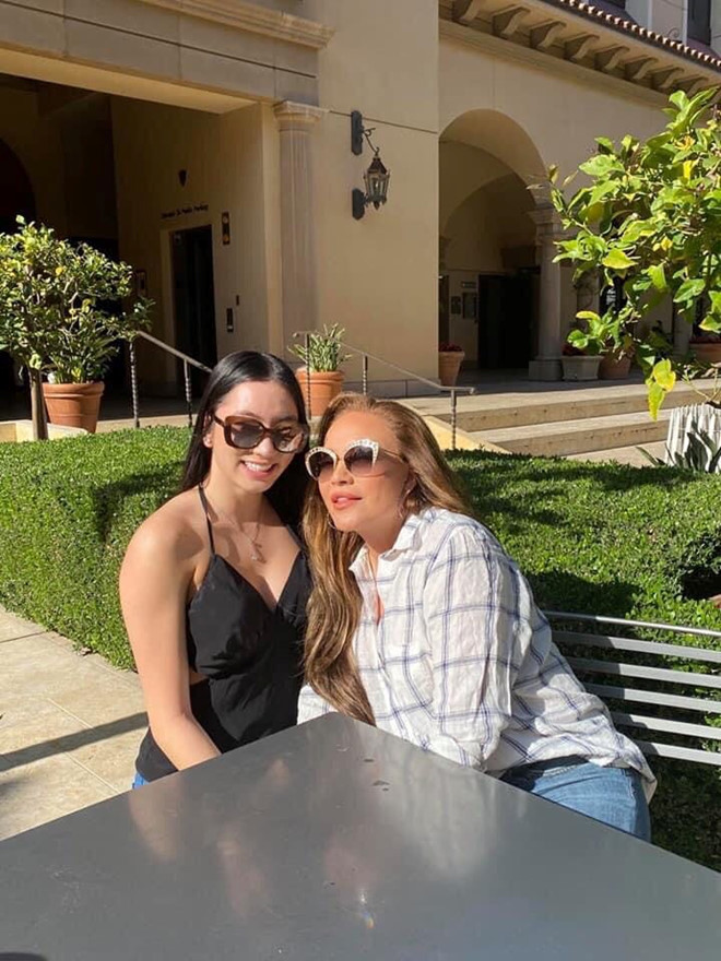 Con gái Thanh Hà gây chú ý khi xuất hiện trong những clip nấu ăn cùng mẹ. Diện trang phục giản dị, Isabella Quỳnh Tiên Hồ thoải mái cùng Thanh Hà chuẩn bị những nguyên liệu cho bữa ăn. Cô gây chú ý bởi chiều cao nổi bật, vóc dáng thon gọn cùng nhan sắc xinh đẹp ẢNH: INSTAGRAM NV