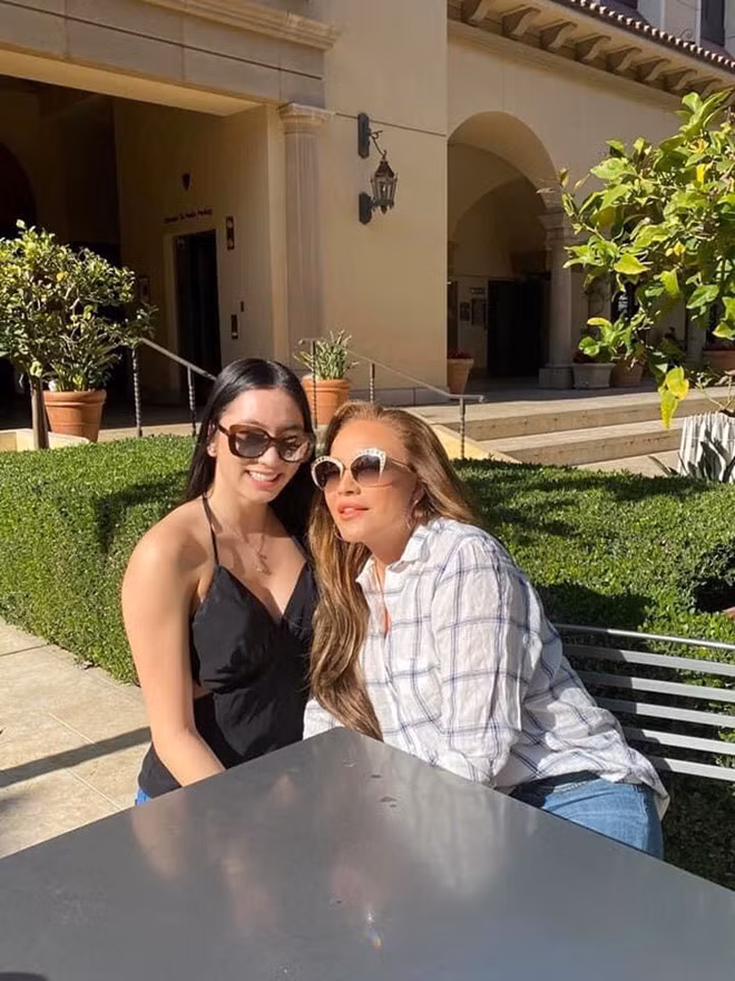 Con gái Thanh Hà gây chú ý khi xuất hiện trong những clip nấu ăn cùng mẹ. Diện trang phục giản dị, Isabella Quỳnh Tiên Hồ thoải mái cùng Thanh Hà chuẩn bị những nguyên liệu cho bữa ăn. Cô gây chú ý bởi chiều cao nổi bật, vóc dáng thon gọn cùng nhan sắc xinh đẹp ẢNH: INSTAGRAM NV