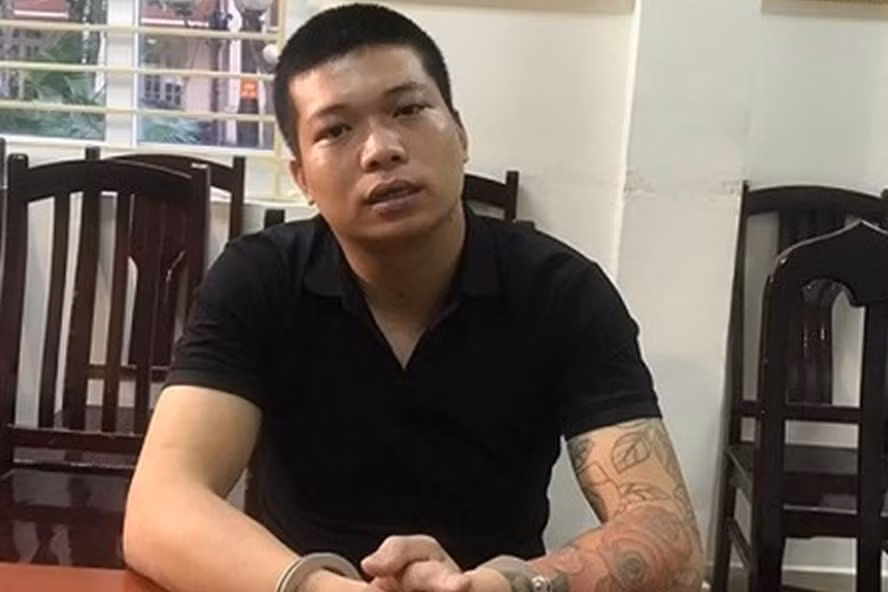 Tên cướp Nguyễn Khắc Hải tại trụ sở công an. Ảnh: L.N.