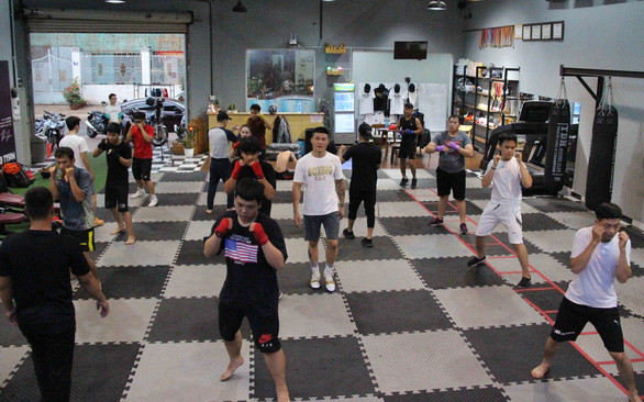 Các võ sinh say mê tập luyện tại phòng tập của Trương Đình Hoàng - Ảnh: CÔNG TRIỆU