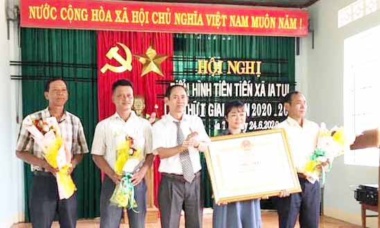  Lãnh đạo xã Ia Tul nhận Bằng công nhận xã đạt chuẩn nông thôn mới năm 2019. Ảnh: Hoàng Hiền 