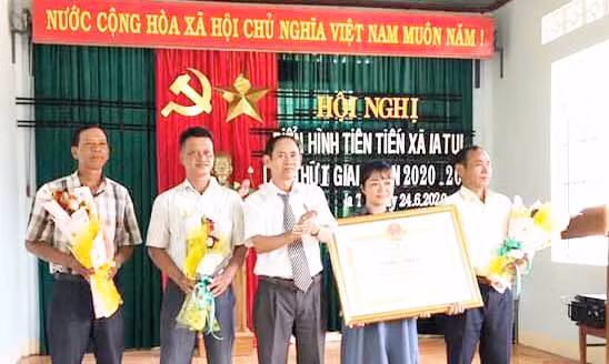  Lãnh đạo xã Ia Tul nhận Bằng công nhận xã đạt chuẩn nông thôn mới năm 2019. Ảnh: Hoàng Hiền 
