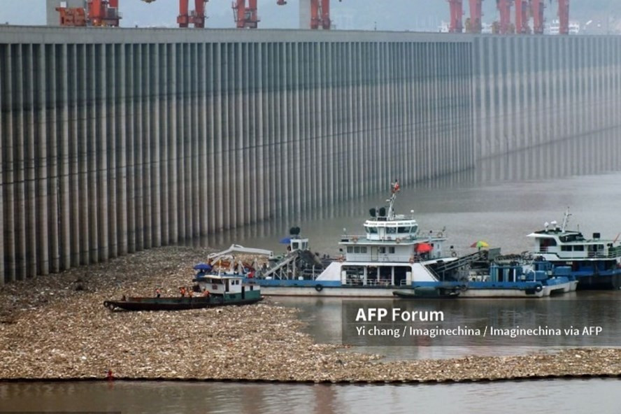  Công nhân thu gom rác trôi nổi trên sông Dương Tử, bên cạnh đập Tam Hiệp, Trung Quốc. Ảnh: AFP