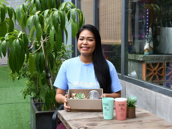 Lê Thùy Linh cùng những chiếc ly trong dự án cho mượn ly mang đi Ảnh: NỮ VƯƠNG