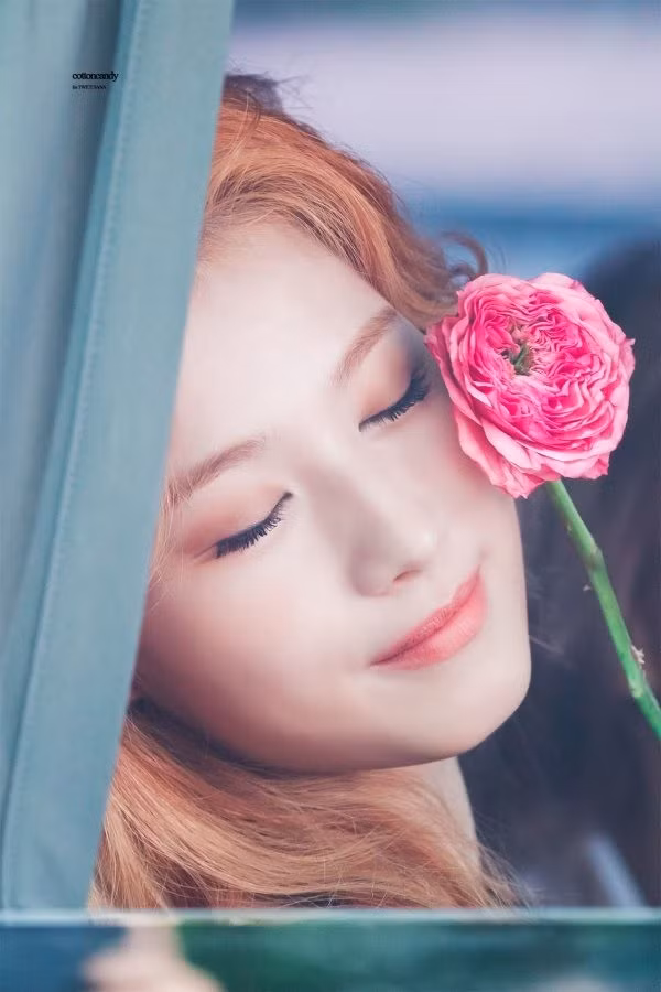 Sana cầm trên tay bông hoa hồng và tạo nhiều kiểu dáng đáng yêu và ngọt ngào. Ảnh: Theqoo