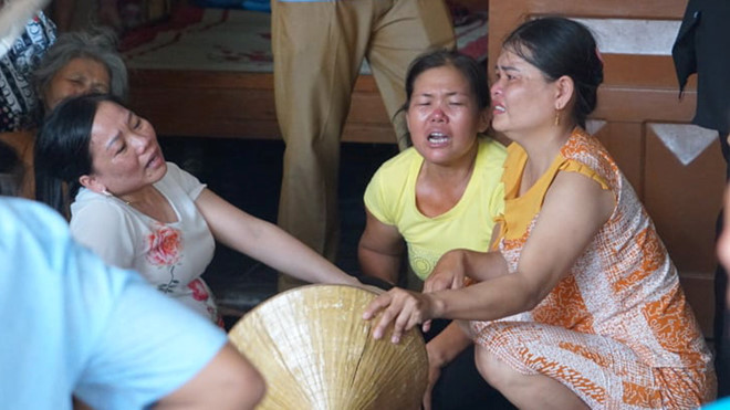 Người thân than khóc trước cái chết của các nạn nhân - Ảnh Phạm Đức Người thân than khóc trước cái chết của các nạn nhân - Ảnh Phạm Đức
