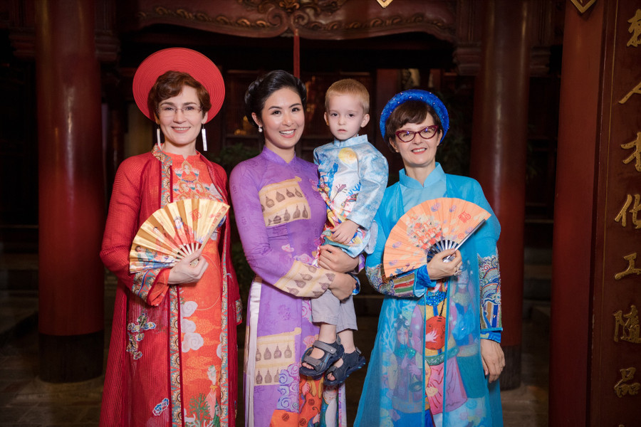 Trình diễn thời trang trong bộ sưu tập áo dài của Ngọc Hân còn có bà Paola Belfiore - Phu nhân đại sứ Italy tại Việt Nam (áo dài xanh), bà Nataliya Zhynkina - Đại biện lâm thời Đại sứ Ukraine tại Việt Nam (áo dài đỏ). Ảnh: Vũ Toàn. 