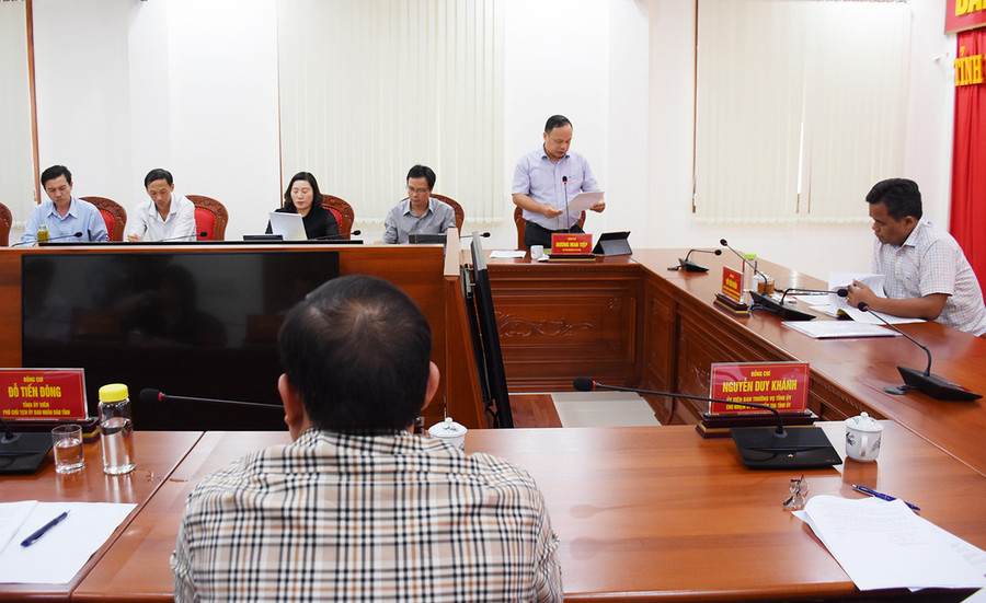 Bí thư Huyện ủy Ia Grai Dương Mah Tiệp báo cáo công tác chuẩn bị nội dung văn kiện Đại hội Đảng bộ huyện nhiệm kỳ 2020-2025. Ảnh: M.N Bí thư Huyện ủy Ia Grai Dương Mah Tiệp báo cáo công tác chuẩn bị nội dung văn kiện Đại hội Đảng bộ huyện nhiệm kỳ 2020-2025. Ảnh: M.N