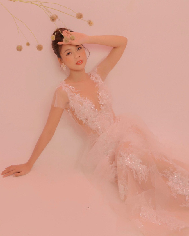 Nhân đây, Sam đề cập đến tin đồn tạm dừng hoạt động để lên xe hoa trong quá khứ. Đây là một phần lý do khiến cô không có chàng trai nào theo đuổi.