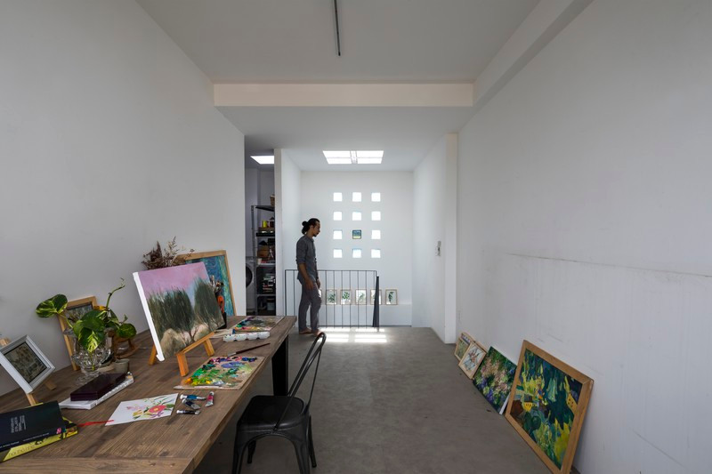 Phòng làm việc không có cửa, nhằm kết nối với những phòng xung quanh. Phòng làm việc không có cửa, nhằm kết nối với những phòng xung quanh.