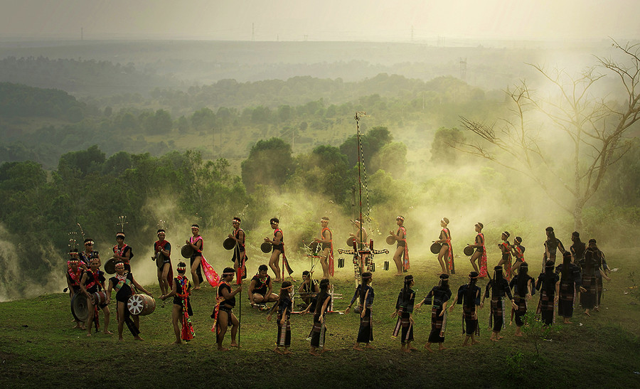 Biểu diễn cồng chiêng. Ảnh: NGUYỄN LINH VINH QUỐC Biểu diễn cồng chiêng. Ảnh: NGUYỄN LINH VINH QUỐC