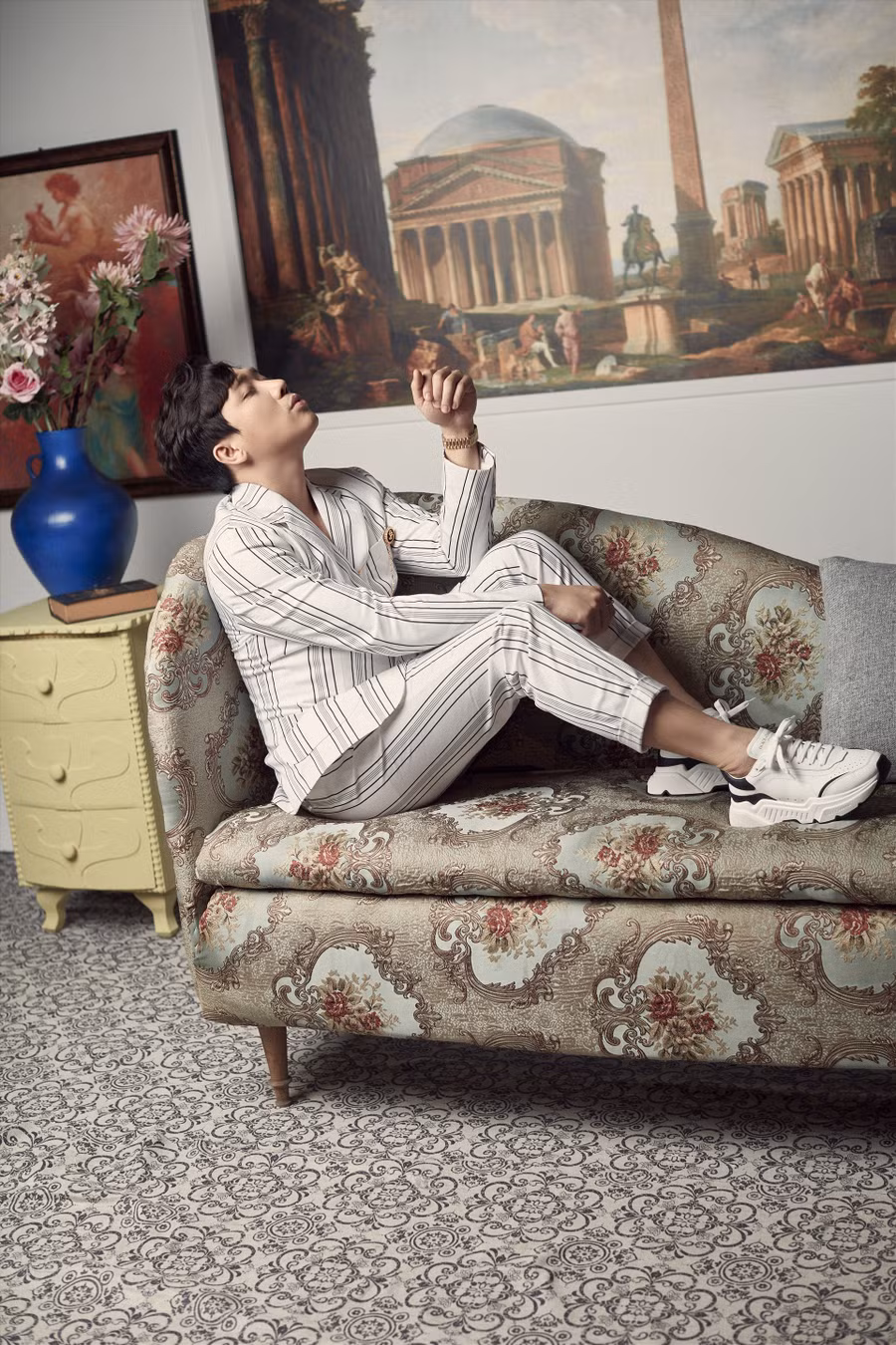 Mới đây, cặp đôi cũng lần đầu đảm nhận vị trí giám khảo cho một gameshow về tài năng nhí. Việc tiếp xúc và làm việc với các trẻ em ở độ tuổi từ 4-14 tuổi giúp cặp đôi có thêm nhiều trải nghiệm đáng nhớ. Trong khi Hari Won bày tỏ đây là dịp để cô có thể hiểu hơn về trẻ nhỏ, Trấn Thành lại hi vọng có thể cùng bà xã thực hiện một show chuyên về giáo dục trẻ nhỏ trong tương lai. Nam MC còn hài hước tiết lộ vợ chồng anh thích xem phim hoạt hình, yêu trẻ em: “Cuộc sống của vợ chồng tôi cũng như phim hoạt hình vậy”. Ảnh: Mạnh Bi