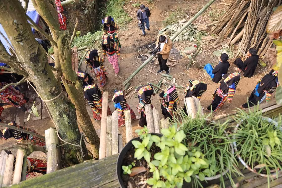  Một người thân của người đã khuất mặc trang phục truyền thống múa theo nhịp trống đồng.