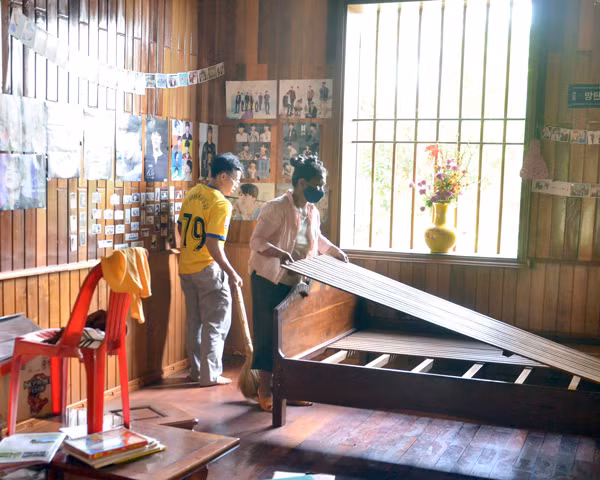  Người dân phải gỡ hết giường tủ để quét dọn bọ đậu đen. Ảnh: P.V