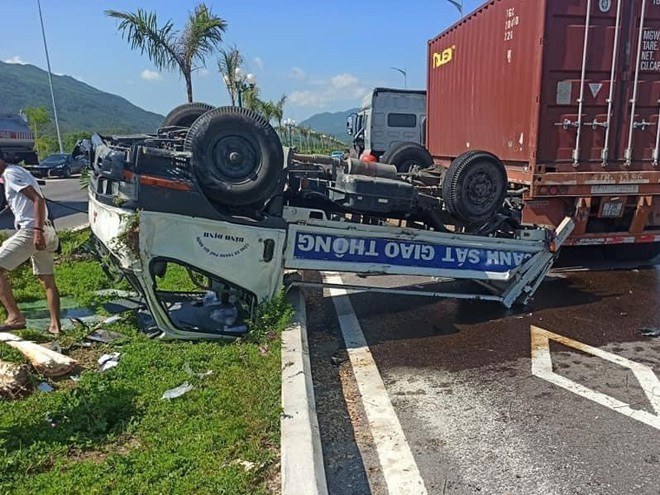  Xe tuần tra của CSGT bị lật ngửa trên dải phân cách - ẢNH: TỪ ĐẠT