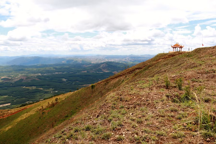  Bia di tích lịch sử điểm cao Charlie (1015), nhìn từ điểm đá trắng - Ảnh: Mai Thanh Hải