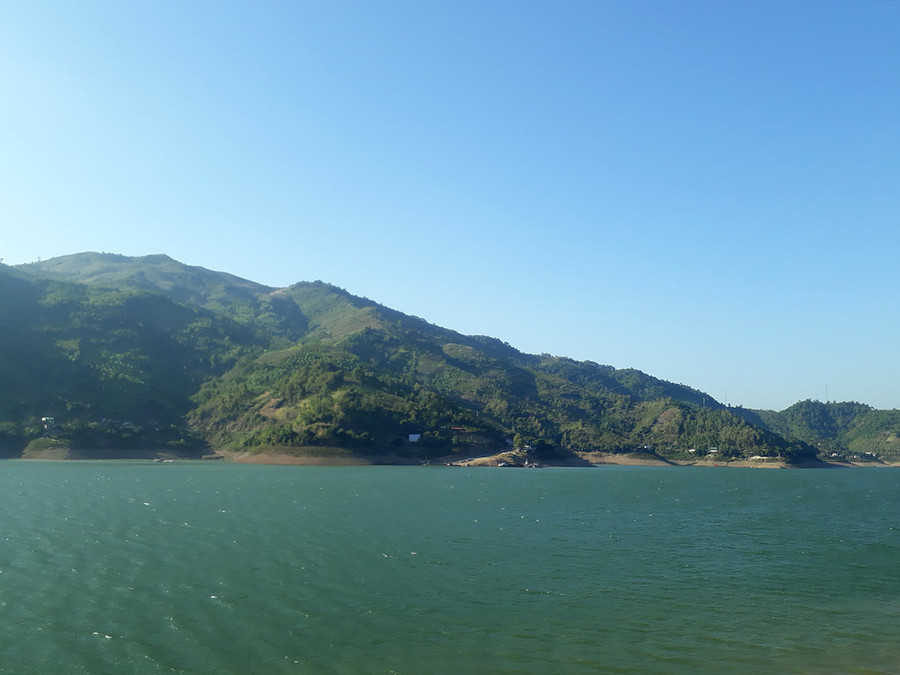 Dòng Đà giang xanh và trong vắt - Ảnh: NGUYỄN A SAY