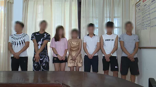 7 đối tượng đang có hành vi sử dụng ma túy tại một phòng karaoke ở TX Cửa Lò bị công an bắt giữ - Ảnh: Đài TH Nghệ An