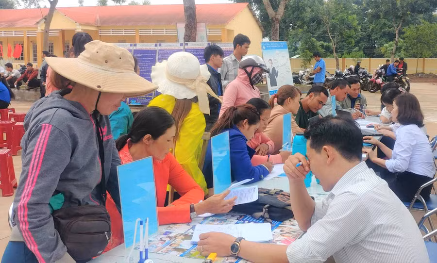 Lao động đến tìm việc tại phiên giao dịch việc làm. Ảnh: Đinh Yến