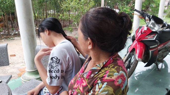 Nạn nhân cùng bà ngoại ẢNH: NGUYỄN LONG