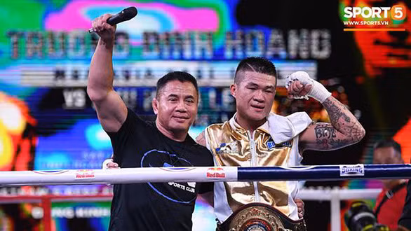 Phút đăng quang lịch sử của Trương Đình Hoàng sau trận tranh đai WBA châu Á bên tay đấm khét tiếng Cung Lê - Ảnh: NVCC