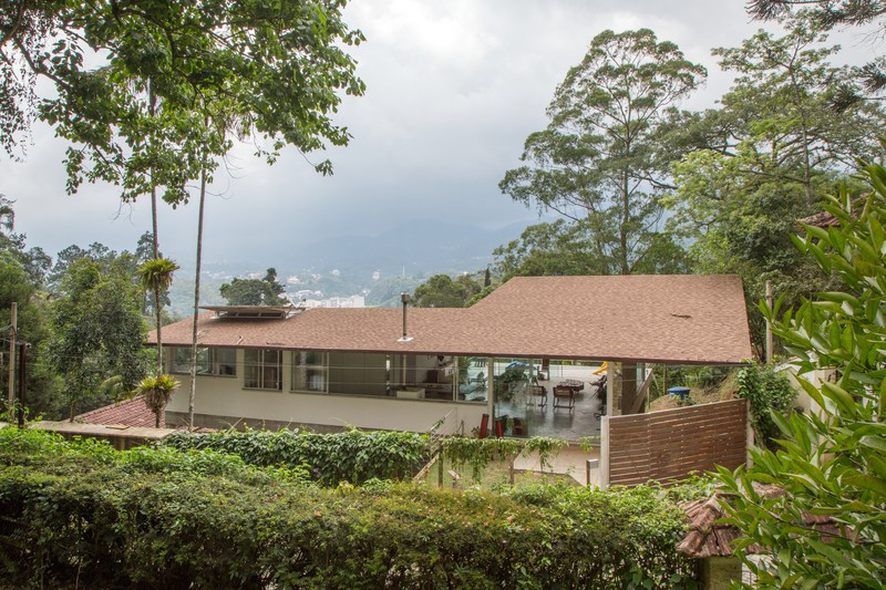 Nhà được xây dựng dựa vào thế núi và có một phần mái nhô ra bên ngoài. Nhà được xây dựng dựa vào thế núi và có một phần mái nhô ra bên ngoài.