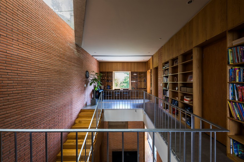 Kệ đặt sát tường và kéo dài từ tường đến trần. Kệ đặt sát tường và kéo dài từ tường đến trần.